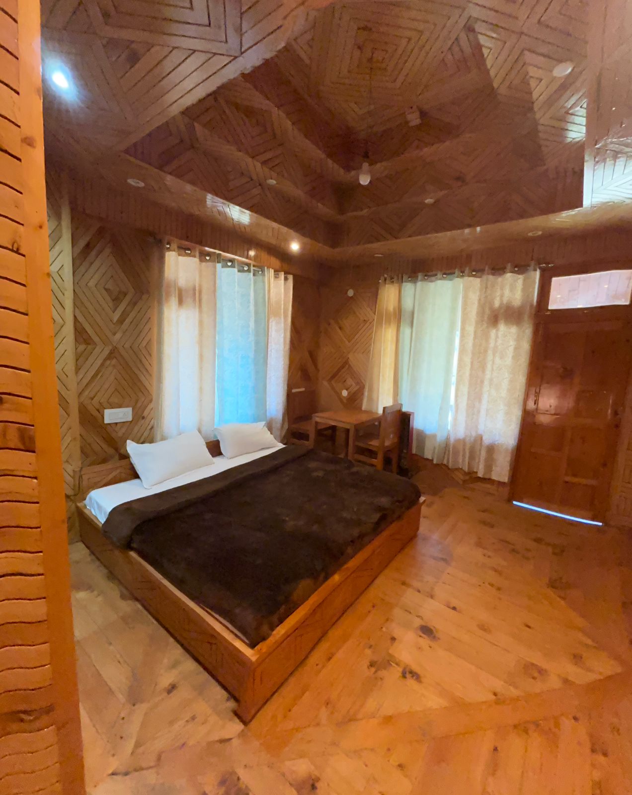 Luxury Jacuzzi Room at Emberwood Jibhi - Premium Mountain Retreat